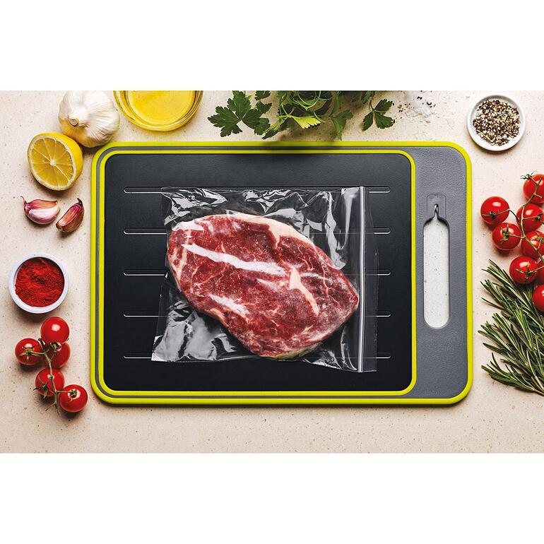 Vlees op een ontdooi-/snijplank.