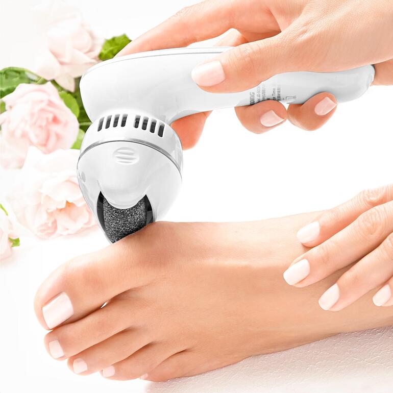 Handapparaat CalluVac Power Pedicure wordt op een voet gebruikt.