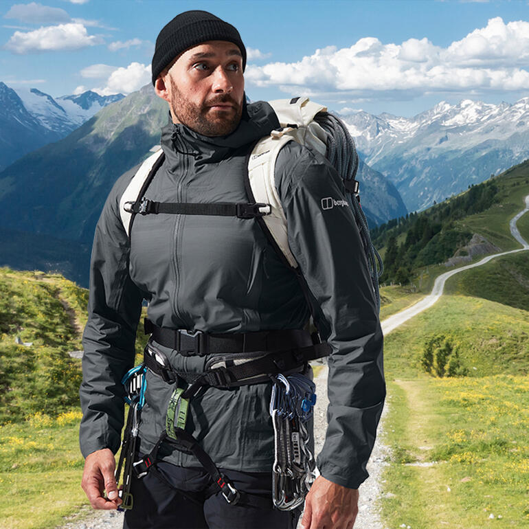 Man in Berghaus Hyper Alpha outdoorjacke voor bergen.