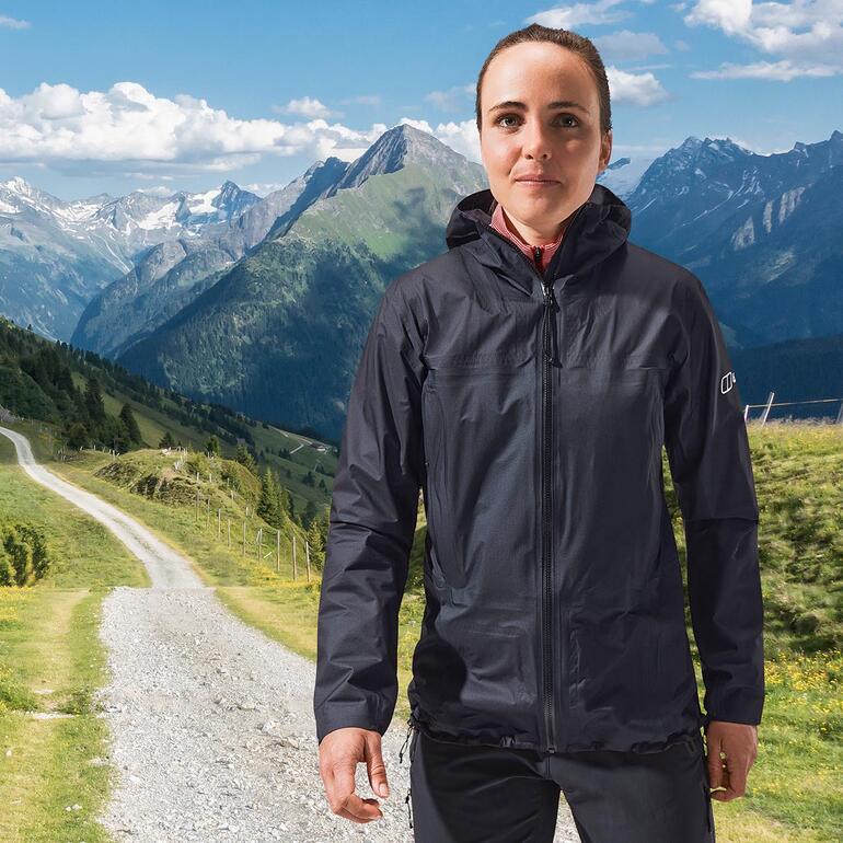 Vrouw draagt de Berghaus Hyper Alpha Outdoorjacke in de bergen.