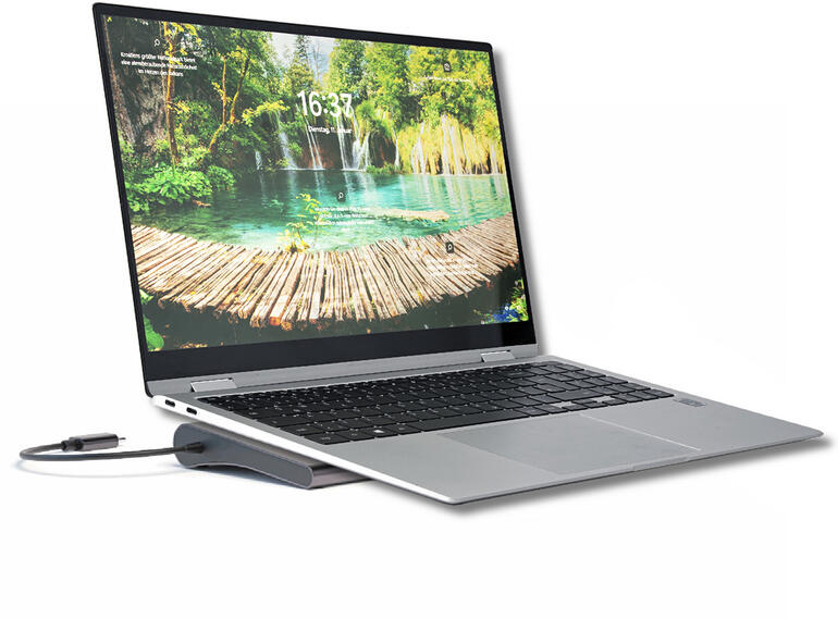 Tevens uw ideale laptop- en tablethouder. Laptop met de 11-in-1 multi-hub op een tafel buiten.