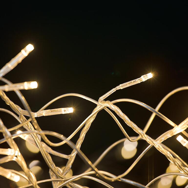 Ook ideaal als glinsterende blikvanger aan uw voordeur. Close-up van de lichten van een LED-decoratiekrans.
