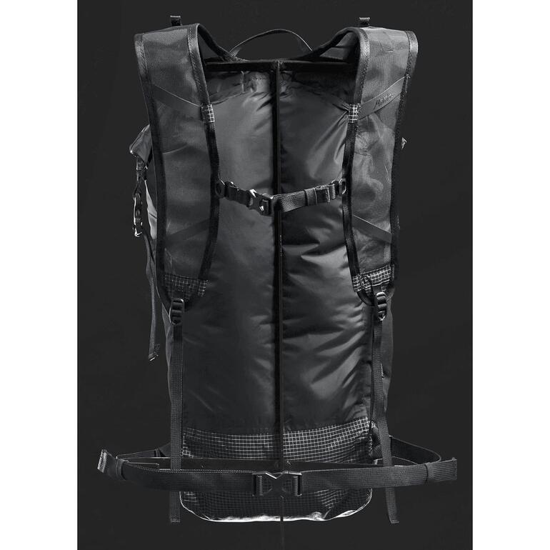 Opvouwbare outdoor-rugzak, 22 liter Open outdoor opvouwbare rugzak van voren op een zwarte achtergrond.