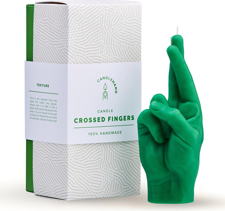 Groene handgebouwde kaars in de vorm van het gebaar 'Vingers gekruisd', verpakt in een stijlvolle doos.