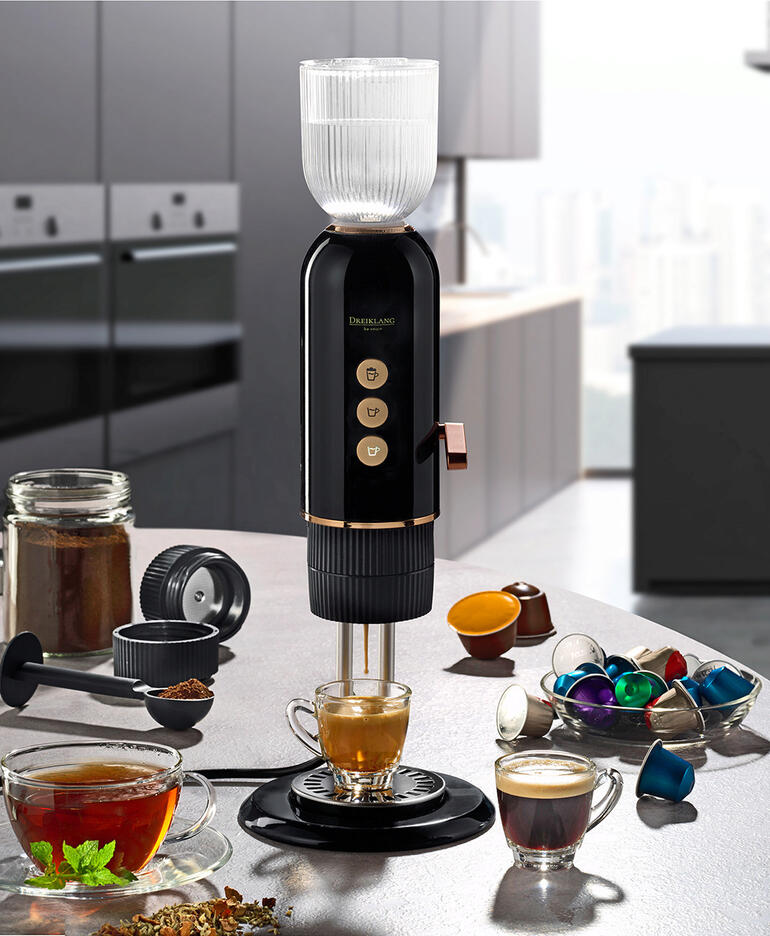 4-in-1 koffie- en theemaker met kopjes en accessoires in een moderne keuken