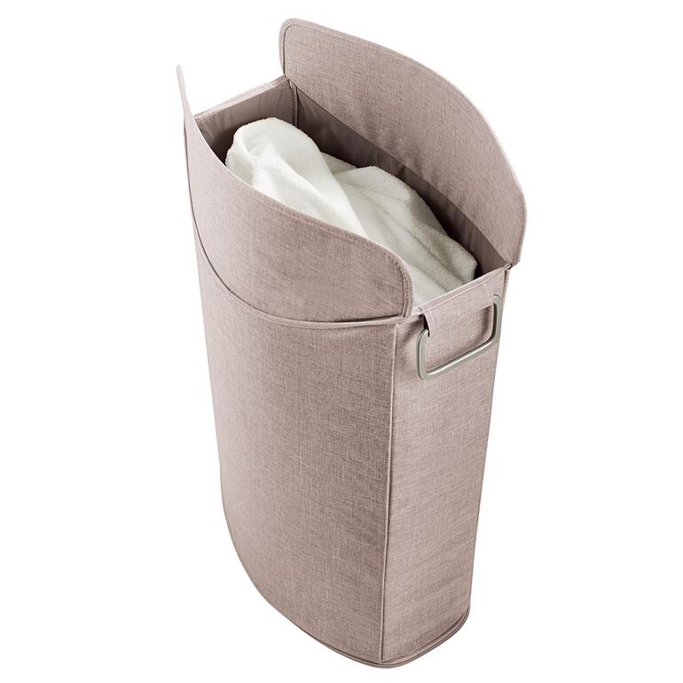 Met het deksel open is de wasmand heel gemakkelijk te legen of te vullen. Beige wasmand met handdoek