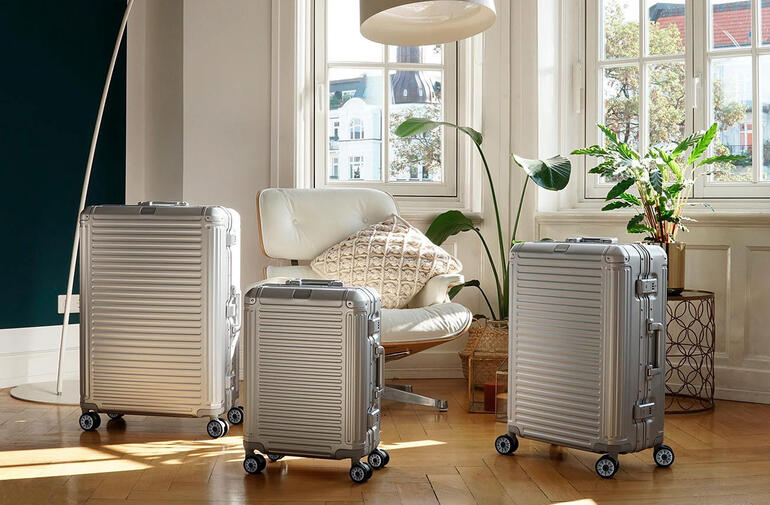 Drie aluminium trolleys NEXT in een kamer