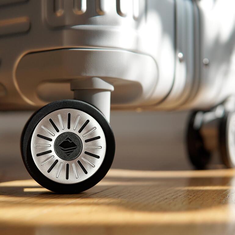 Close-up van een wiel van een aluminium trolley
