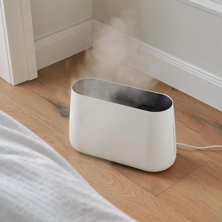 3-in-1 luchtbevochtiger BEN in gebruik met stoom in een slaapkamer.
