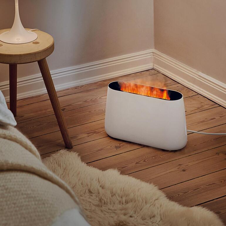 3-in-1 luchtbevochtiger BEN in wit in de slaapkamer, simuleert een haard.