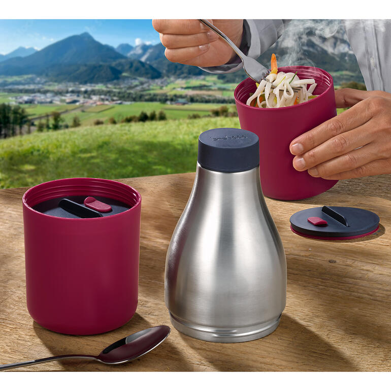 2-in-1 lunchcontainer en drinkfles, gebruikt in een berglandschap.