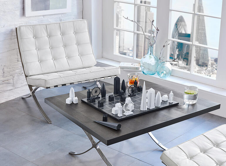 Skyline schaken op een tafel in een moderne woonkamer