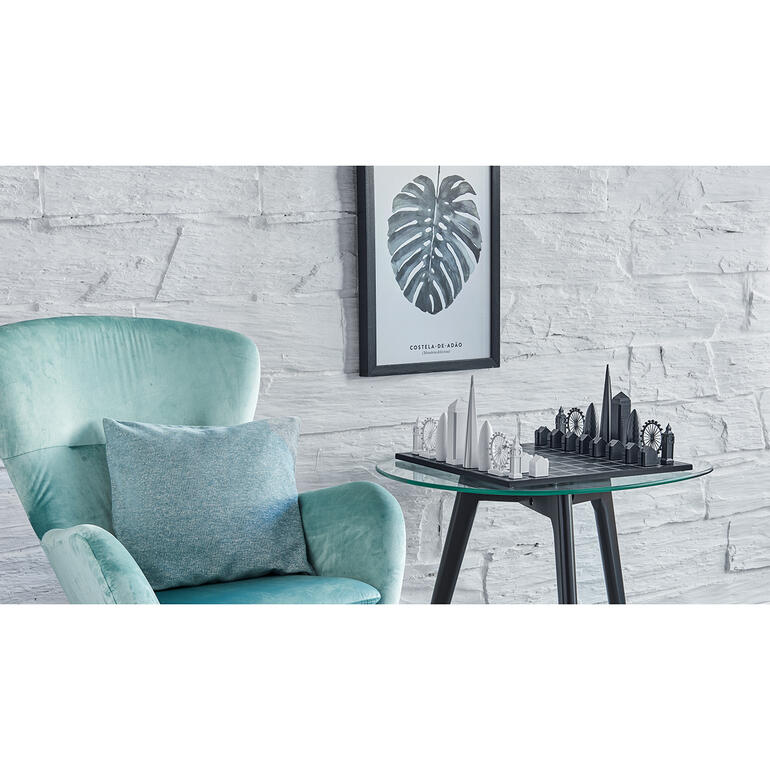 Skyline schaken op een tafel met moderne stoel en muurkunst