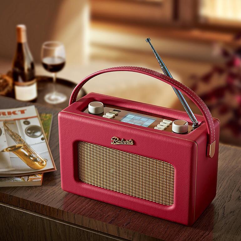 Rode Roberts radio Revival iStream 3L op een tafel.