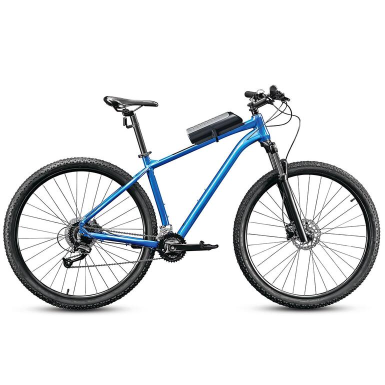Blauwe mountainbike op een witte achtergrond.