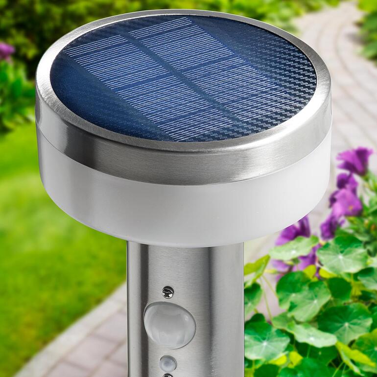 De solartuinlamp in tijdloos elegant roestvrijstalen design werkt met een zeer efficiënt monokristallijn paneel. Detailweergave van een zonnepaneel tuinlamp.