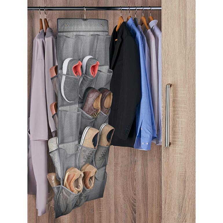 2-Wege schoenen organizer hangt in een kast met verschillende schoenen.
