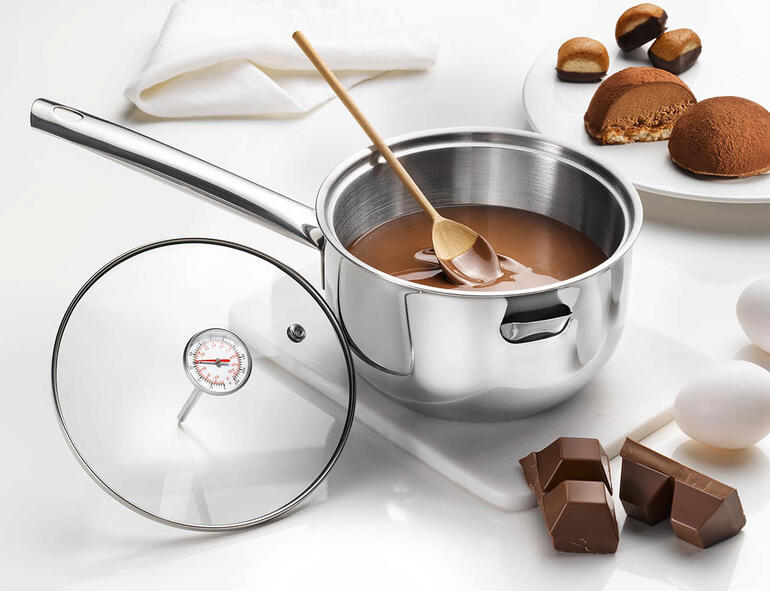 Smeltpot van roestvrij staal met glazen deksel en kookgerei