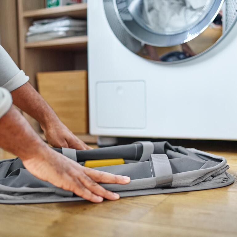 Het ruimtewonder is tot 2 cm plat op te vouwen … Vouwbare wasmand wordt opgevouwen en opgeborgen