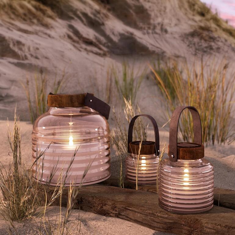 Drie zonnekaarsen in een zandlandschap