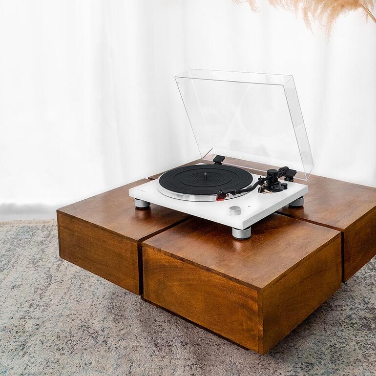 Sonoro platenspeler PLATINUM in het wit op een houten plank