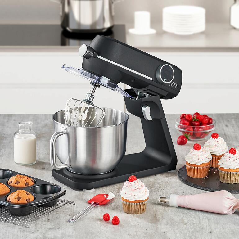 Caso keukenmachine KM 1.800 met deegkom en gebak op een aanrecht.