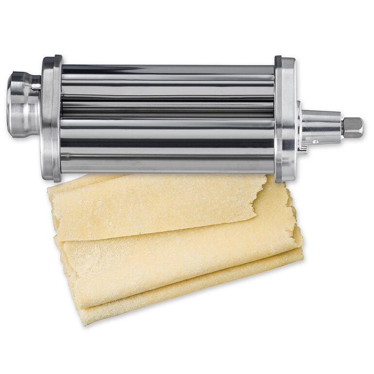 Pasta-maker met een roller en verse deegplak op een tafel.