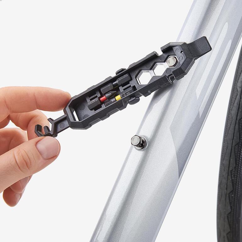 Of het nu gaat om een ketting die eraf ligt, een slepende rem, een lekke band of schakelproblemen: nu hebt u het perfecte gereedschap binnen handbereik. Ultracompacte 11-in-1 fiets gereedschap met verborgen functies