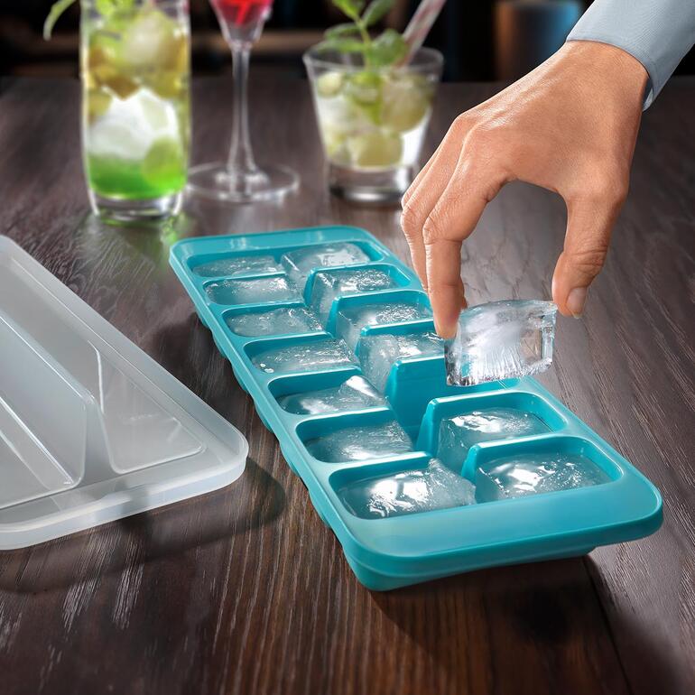 IJsblokjesmaker-set met een persoon die een ijsblokje uit de vorm haalt.