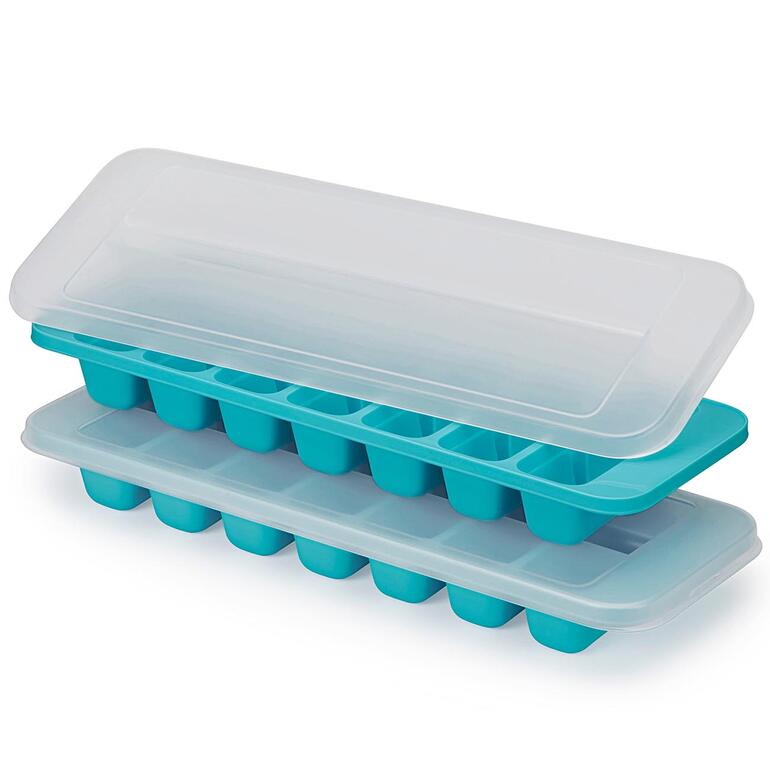 Twee stapelbare ijsblokjesmakers van silicone in turquoise met doorzichtige deksel.