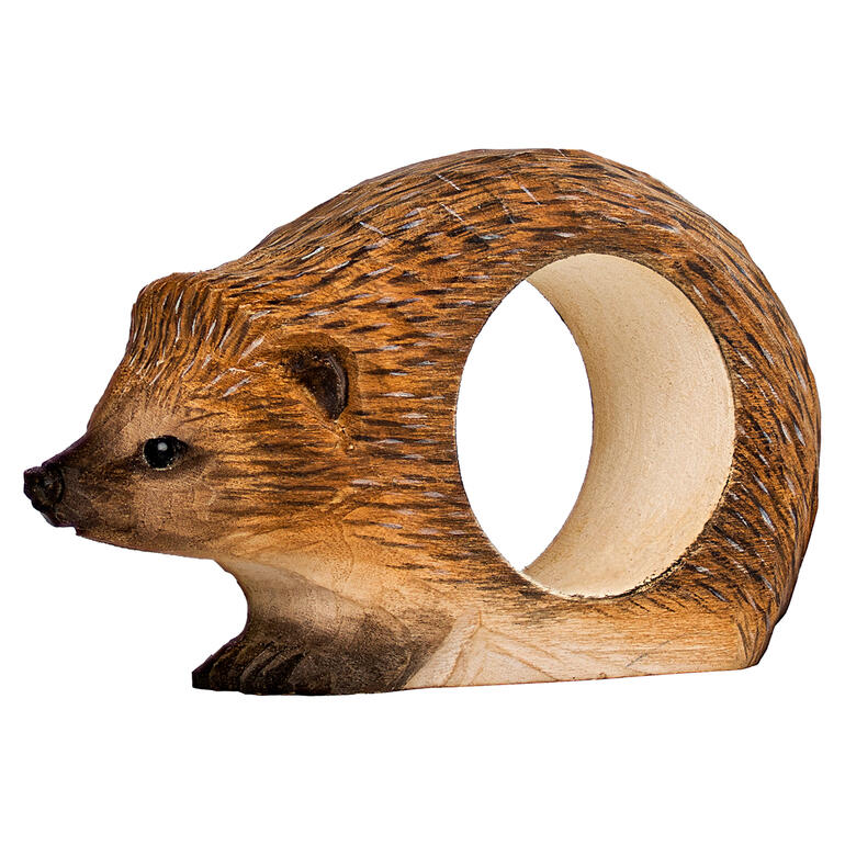 Egel Servet-ring in de vorm van een egel van hout op een tafel.