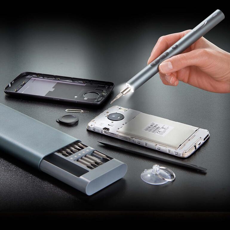 Accu-schroevendraaierset, gebruik voor het repareren van een smartphone.