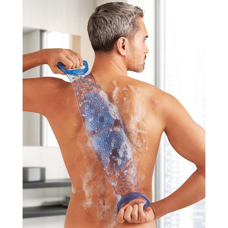 Man met een roze comfortabel reiskussen in een vliegtuig.