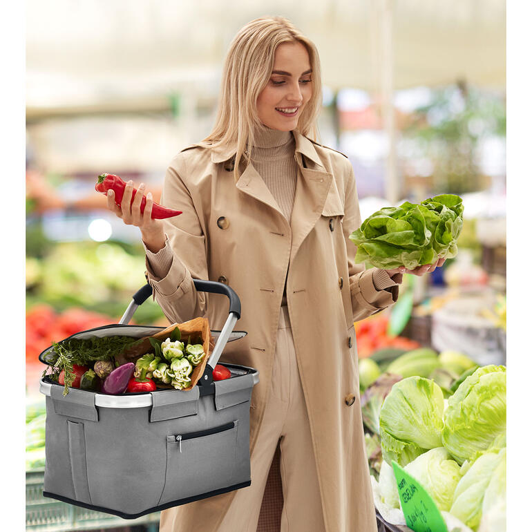 Vrouw met opvouwbare iso boodschappenmand in de supermarkt.