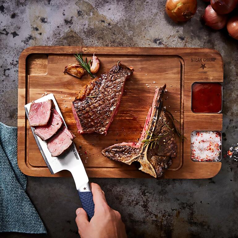 Het multitalent is ook perfect en smakelijk serveren. SteakChamp Flip & Cut op een houten snijplank met steak