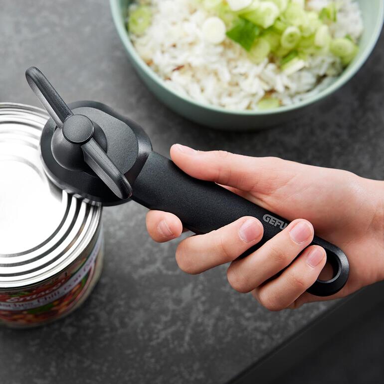 Comfortabel vast te houden met slechts één greep – het vaak moeizame samendrukken van twee grepen is niet meer nodig. Blikopener in de hand boven een geopende conservenblik