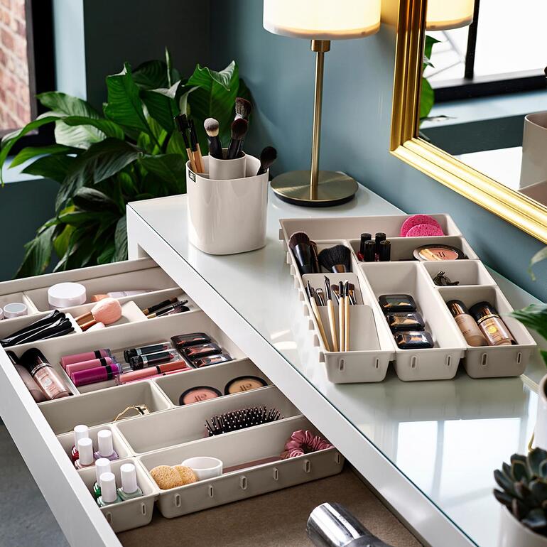 Modulaire 12-delige make-up organizer op een tafel