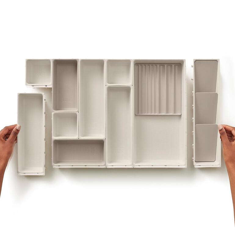 De 12 modules in 5 maten zijn eenvoudig naar wens en behoefte te combineren. Modulaire make-up organizer van 12 delen op de tafel
