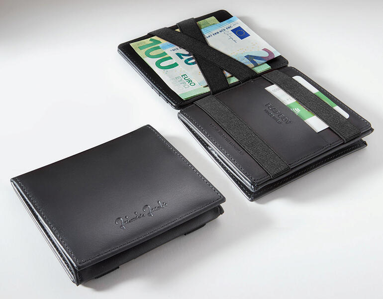 Zwarte Magic Wallet geopend met geld en kaarten