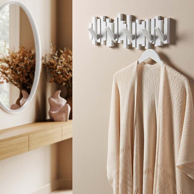 Wandgarderobe in de vorm van een toetsenbord, met een beige kimono ernaast.