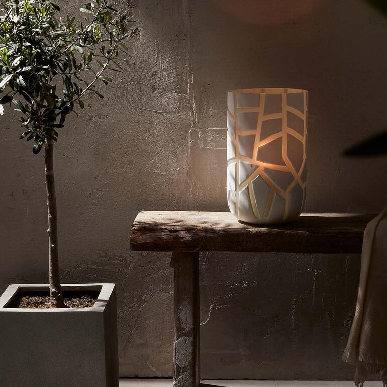 Vaas op een tafel, verlicht, met decoratieve uitsparingen