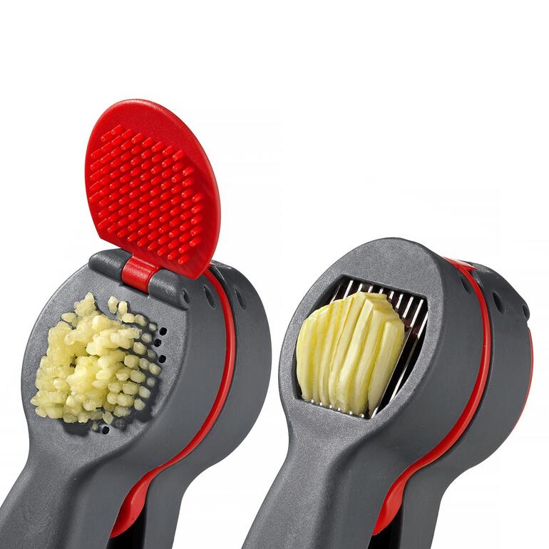 Knoflook in mini-blokjes of gelijkmatige schrijven – precies zoals u ze op dat moment nodig hebt. Knoflooksnijder en -pers in open toestand met gehakte knoflook.