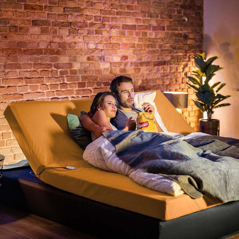 CosyLift Stel kijkt samen een film in een aanpasbaar bed dat elektrische comfort biedt