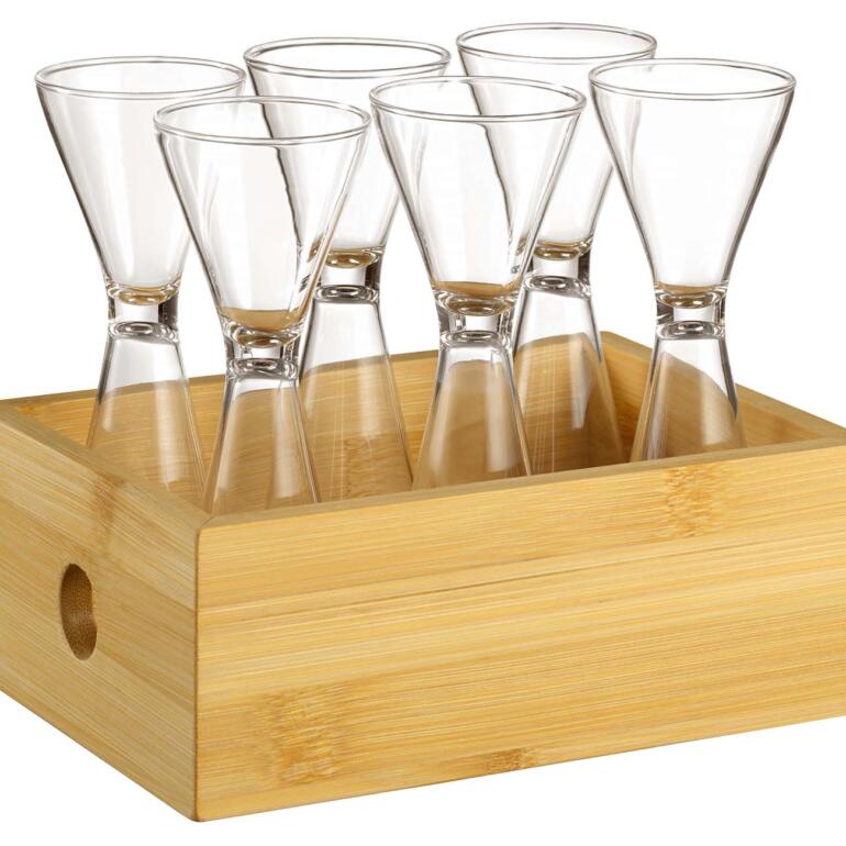 In het elegante bamboe kistje worden de glaasjes decoratief gepresenteerd, blijven ze goed staan en kan sterkedrank ook perfect worden geserveerd. Set van 7 shotglaasjes in een houten doos, die stevig staan.
