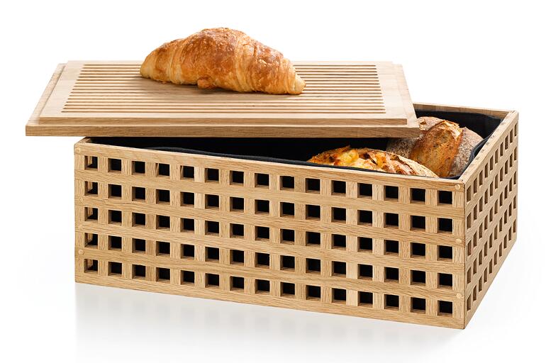 Broodtrommel van eikenhout Houten brooddoos van eikenhout met rasterstructuur en open deksel, gevuld met verschillende broodjes.