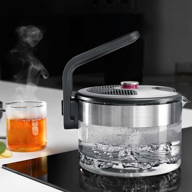 Inductieketel met stoom op het fornuis.
