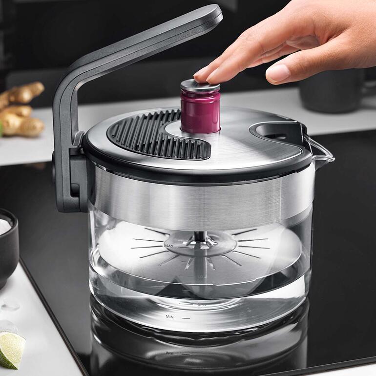 Verwarm eenvoudig tot 1,5 l water op uw inductiekookplaat – met de gebruikelijke handige automatische uitschakeling zoals bij een klassieke elektrische waterkoker. Inductieketel wordt op het fornuis bediend.