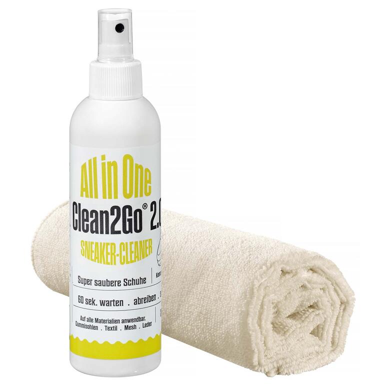 Clean2Go sneaker-cleaner sprayfles naast een reinigingsdoek.