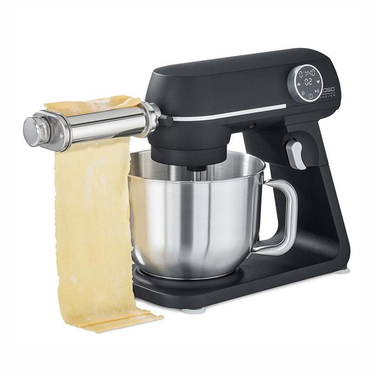 Pastaroller in actie op een keukenmachine met vers deeg.