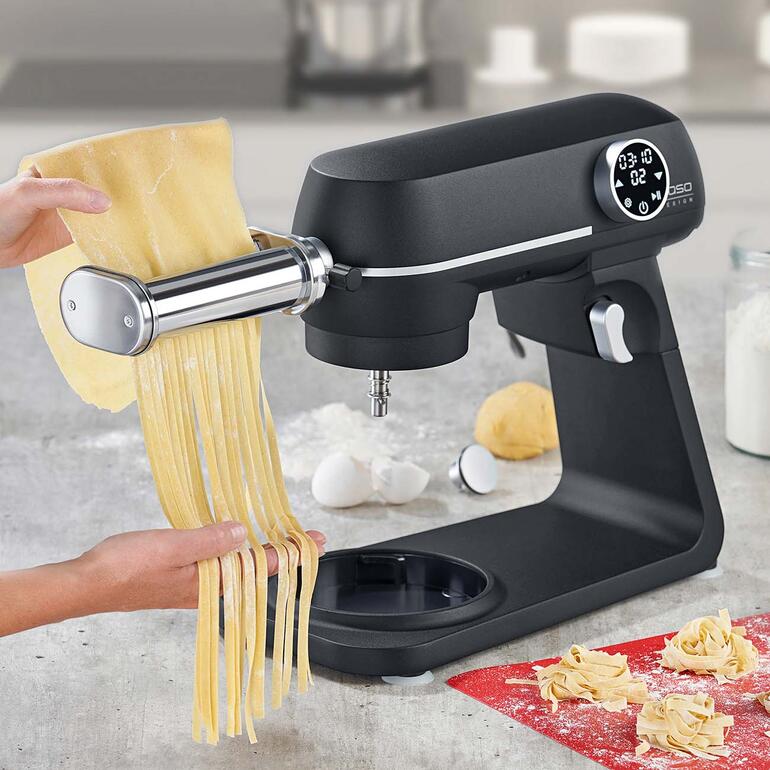 Keukenmachine met fettuccine-snijder waarbij verse pasta wordt getrokken.